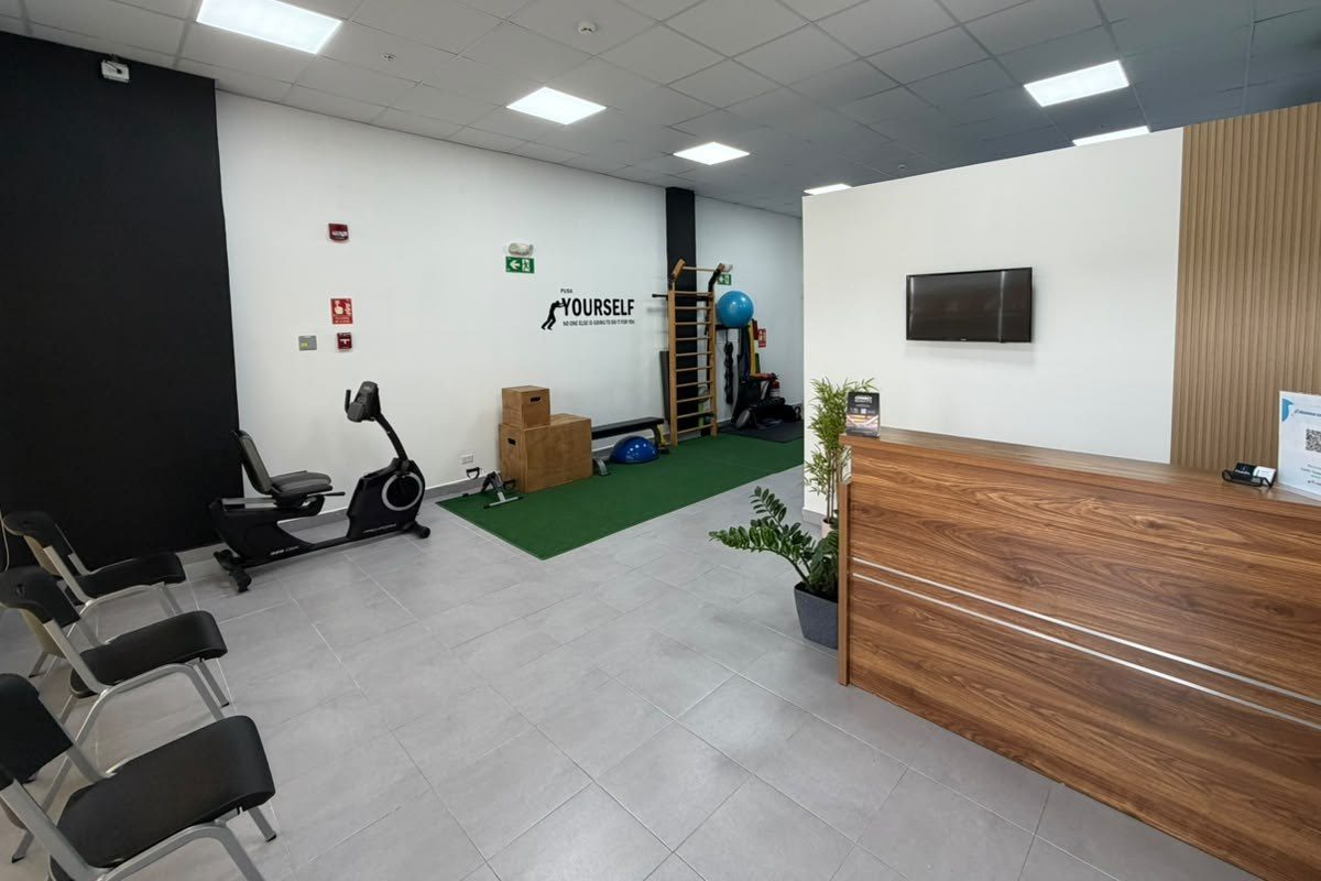 Recepción y área de rehabilitación de Fisiofix en Paseo del Norte, Panamá